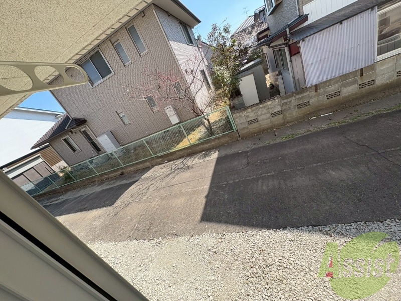 バルコニー　バルコニーには物干しがあるので洗濯物も干せます。