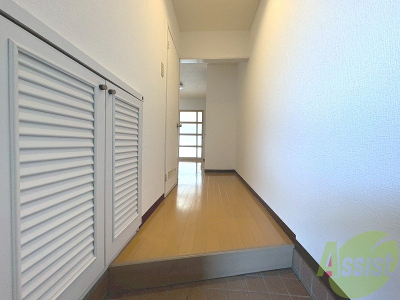 玄関　玄関が広くお部屋までも距離があるので開放感があります。