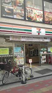 コンビニ　セブンイレブン 江坂駅南店（コンビニ）まで585m