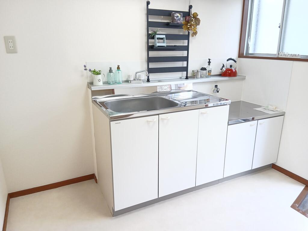 キッチン　キッチンに窓があるので採光も換気もできます♪