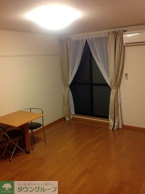 居室・リビング　2Ｆ以上の床材は絨毯です