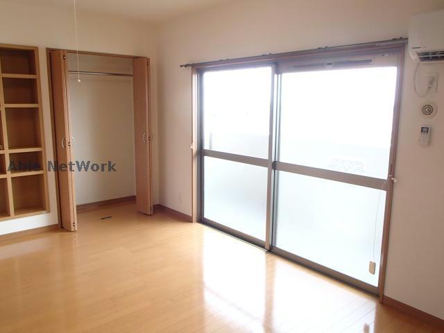 居室・リビング　※同物件別部屋の写真です。