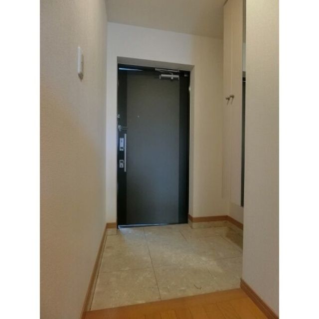その他　【玄関】別階の５号室の写真です。現況優先となります。