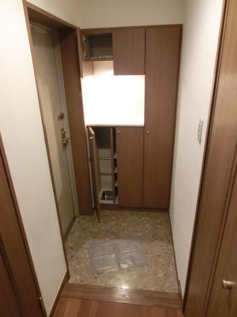 玄関　玄関横にシューズボックスあります