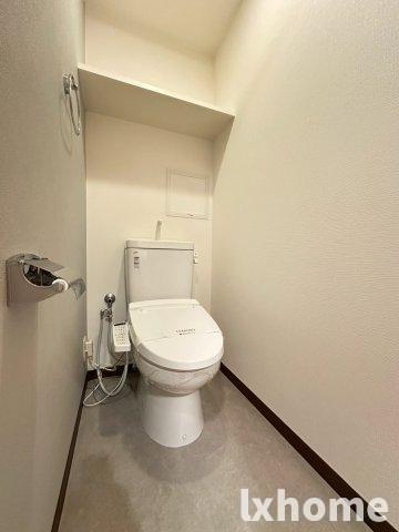 トイレ　落ち着いた色調のトイレです