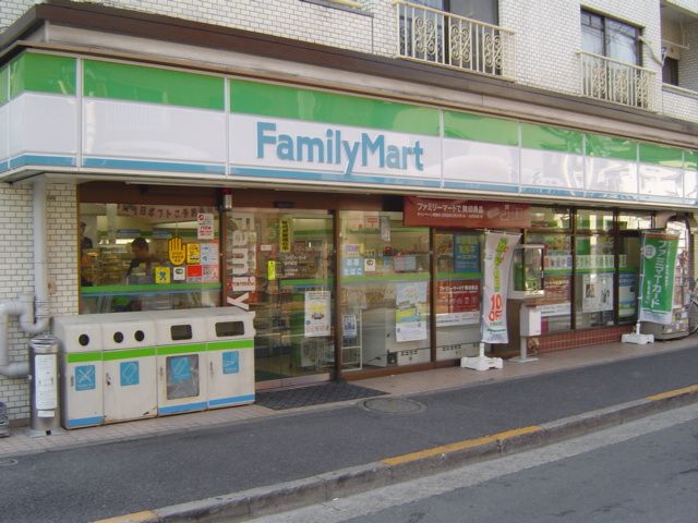コンビニ　ファミリーマート（コンビニ）まで400m