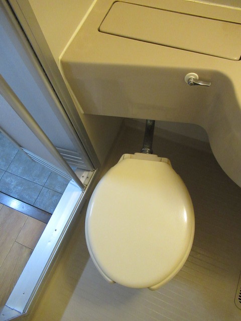 トイレ　白を基調とした空間で清潔感のあるトイレです♪