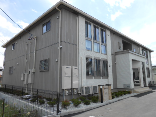 建物外観　建物玄関側（北面）を南東方向より撮影