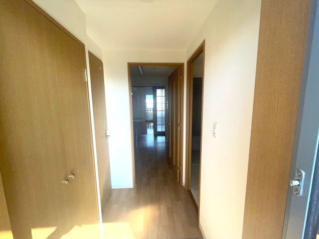 玄関　イメージとして同マンション他部屋を表示しています