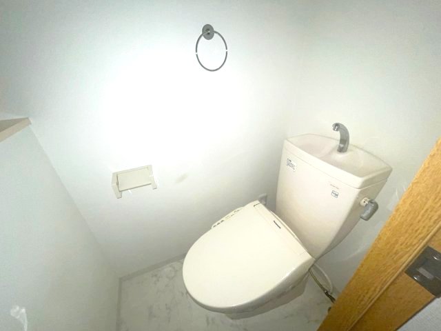 トイレ　イメージとして同マンション他部屋を表示しています