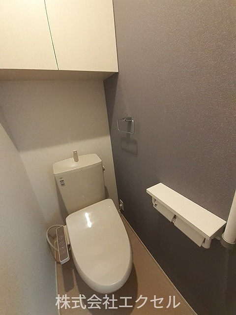 トイレ　温水洗浄便座です。