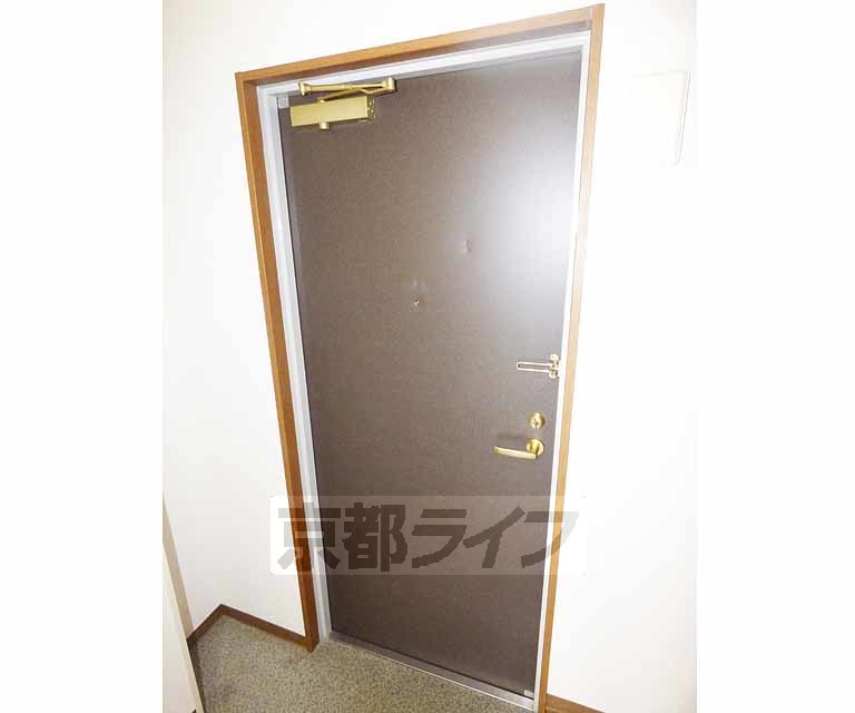 その他設備　しっかりとした玄関ドア。