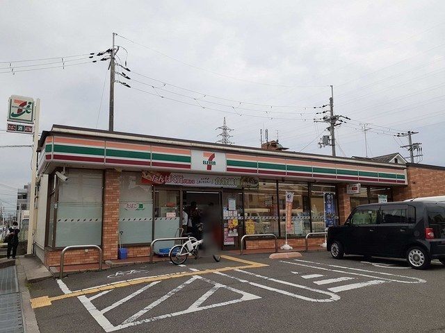 コンビニ　セブンイレブン様（コンビニ）まで450m