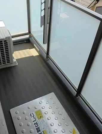バルコニー　別部屋の画像を使用しております。