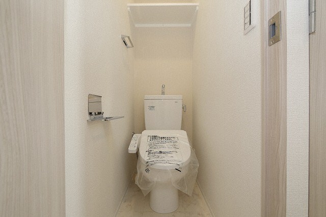 トイレ　落ち着いた色調のトイレです