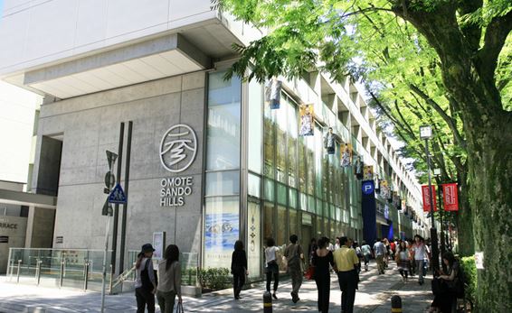 ショッピングセンター　表参道ヒルズ（ショッピングセンター）まで554m
