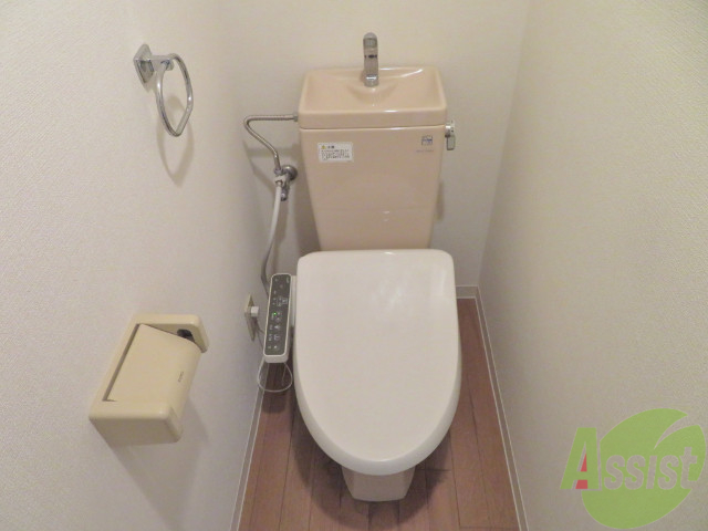 トイレ　ウォシュレット機能がついているので安心ですね。