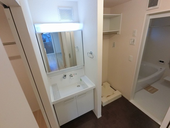 洗面設備　※同物件の別部屋の写真です。