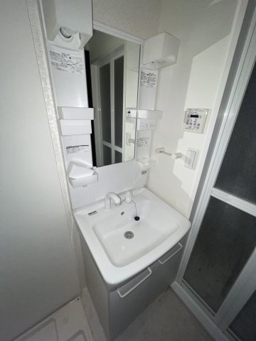 洗面設備　ゆったりとスペースのある洗面所