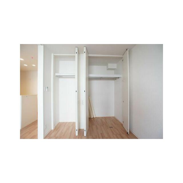 収納　【収納】収納内にはパイプハンガーが付いていて洋服をかけること