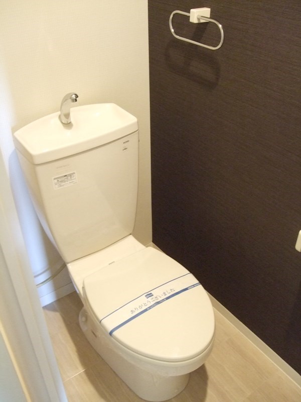トイレ　アクセントクロスを使用した壁紙