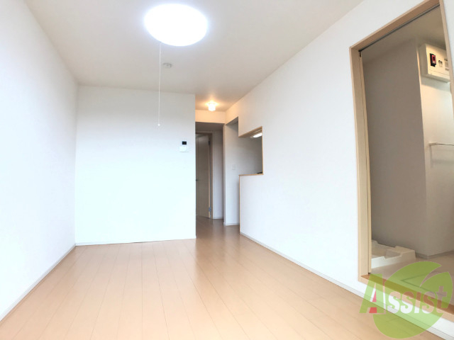 居室・リビング　７．４帖のリビングキッチン。ご飯を食べるお部屋ですね。