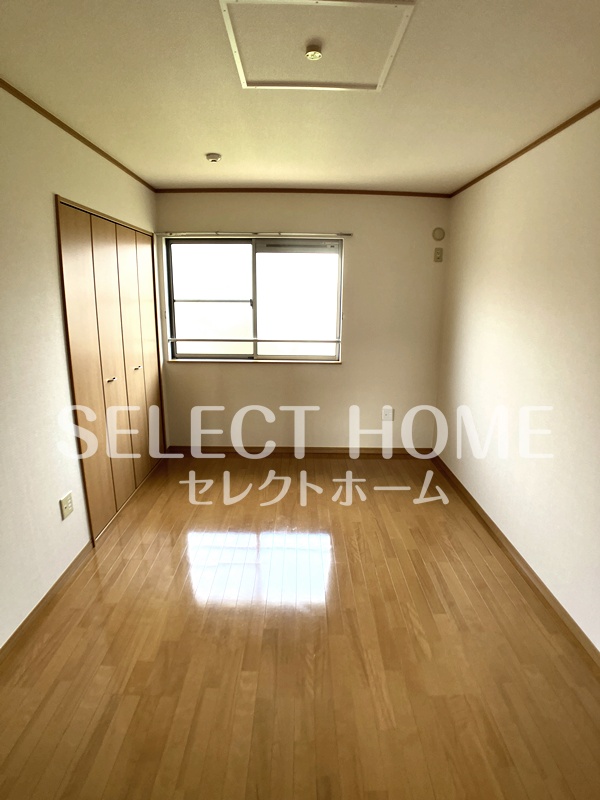 その他部屋・スペース　落ち着いた色調の寝室です