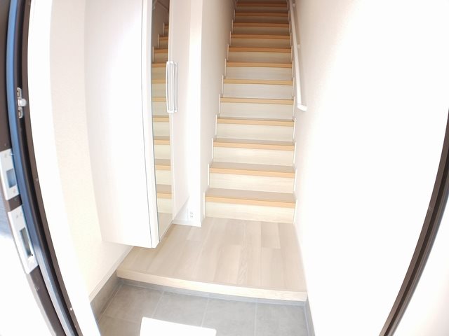 玄関　※別号室の写真です。