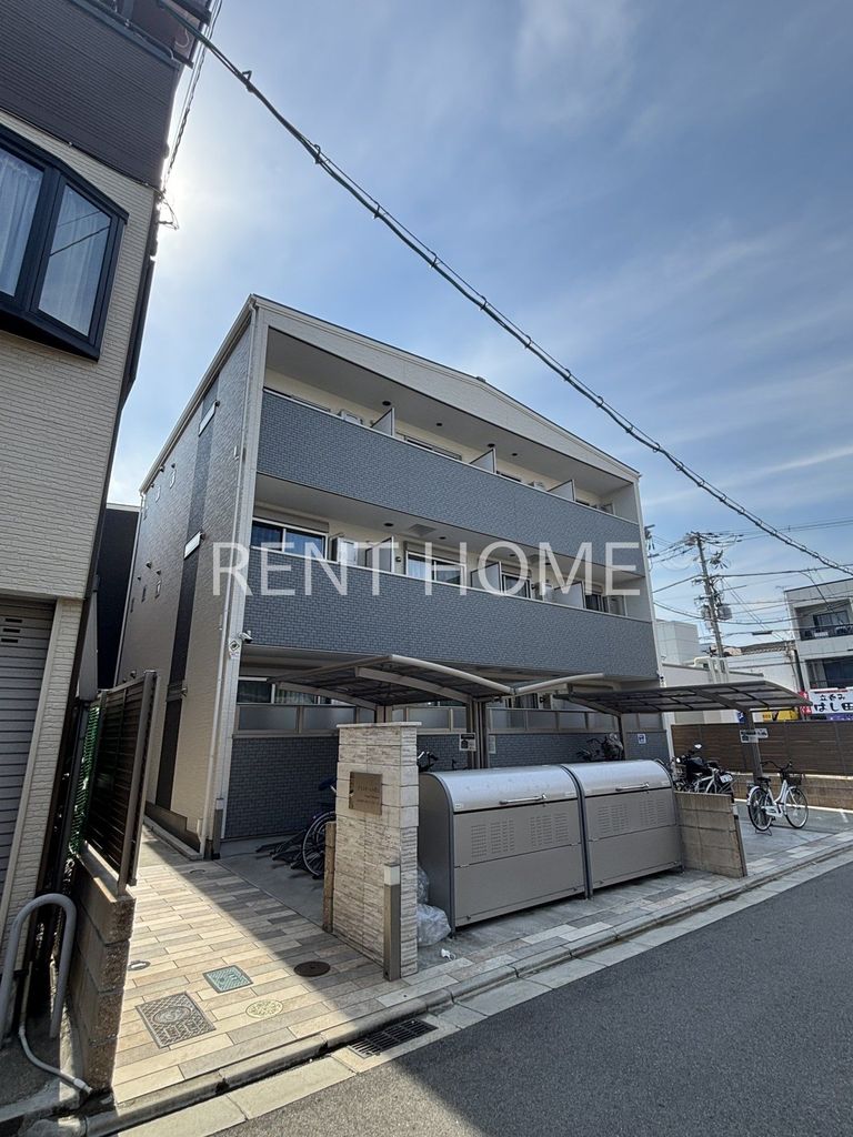 建物外観　3階建てのスマートな建物です。
