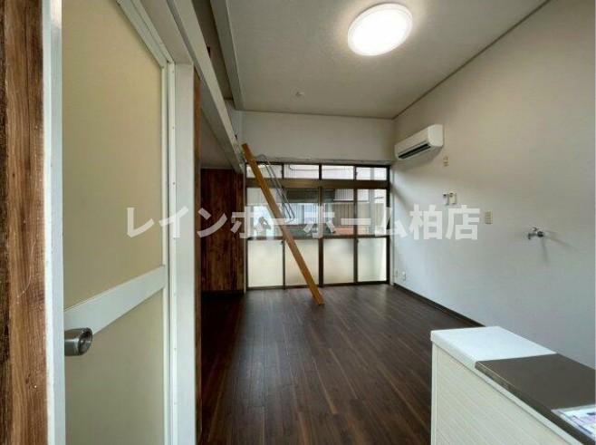 その他部屋・スペース　玄関からの洋室です