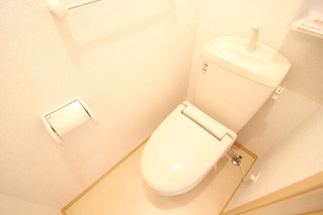 トイレ　※別室の参考写真の為、現況優先です。