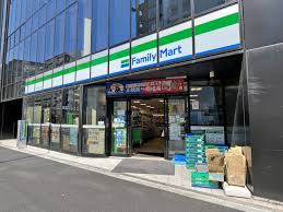 コンビニ　ファミリーマート北参道駅前店（コンビニ）まで258m