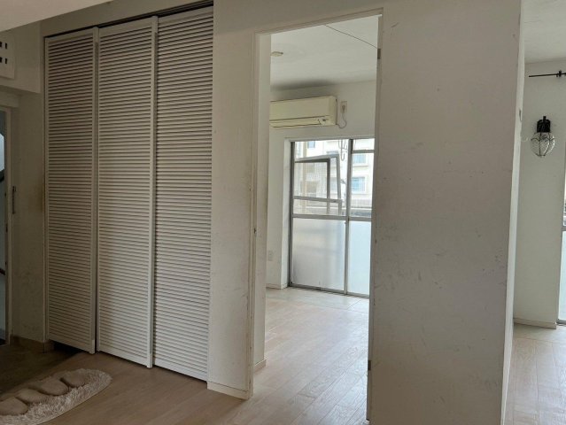 玄関　●玄関収納はおしゃれなルーバー扉！たっぷり入ります●