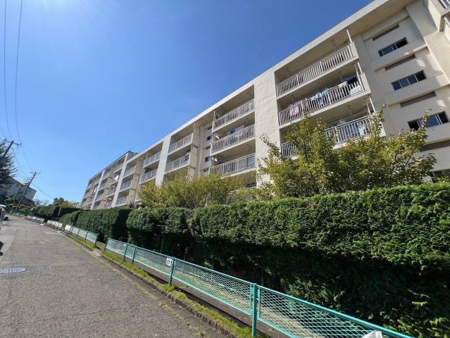 建物外観　広い敷地で緑も多い環境！やや高台にあり部屋からの眺めもいい！