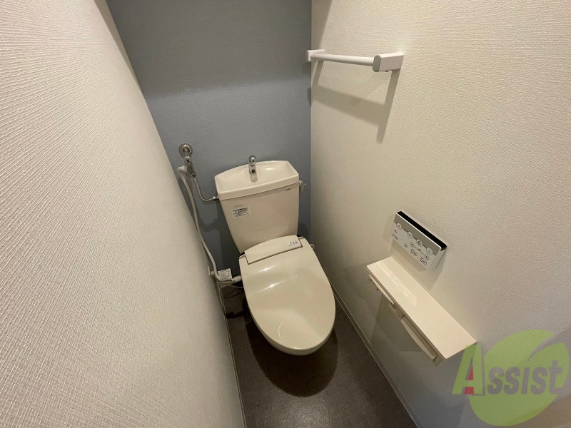 トイレ　トイレです。タオル掛けもついて便利ですね。