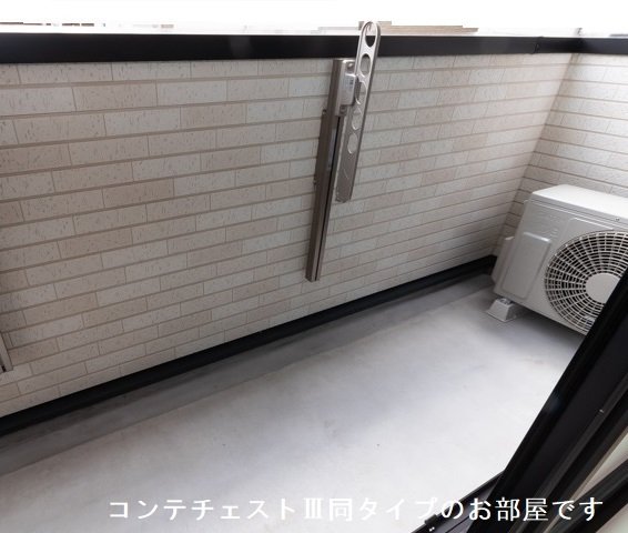 バルコニー　暖かな日差しのふりそそぐバルコニー
