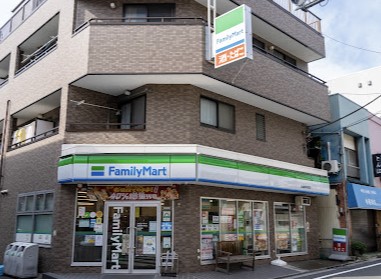 コンビニ　ファミリーマート田園調布本町店（コンビニ）まで307m