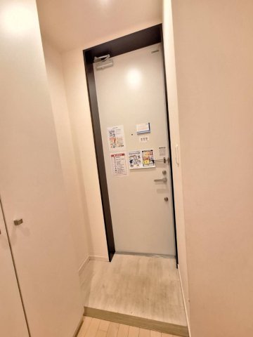 玄関　清掃中