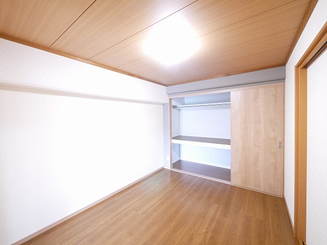 その他部屋・スペース　落ち着いた色調の寝室です