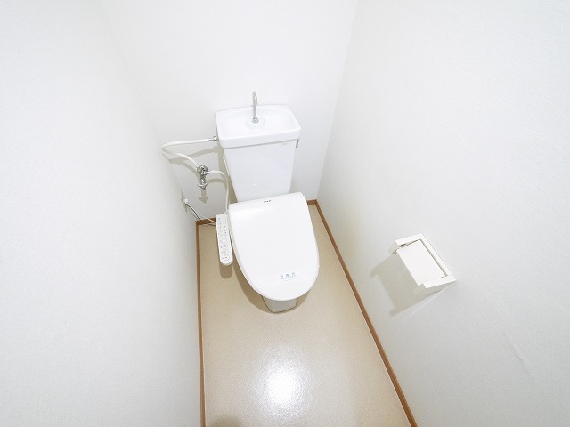 トイレ　落ち着いた色調のトイレです