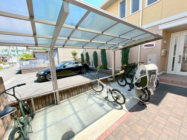 駐車場　敷地内にある駐輪場。雨の日にはうれしい屋根つきです。