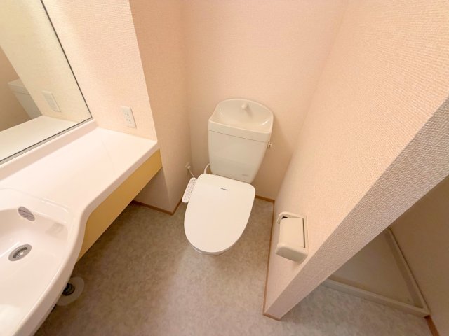 トイレ　綺麗なトイレにはウォシュレット標準装備です。
