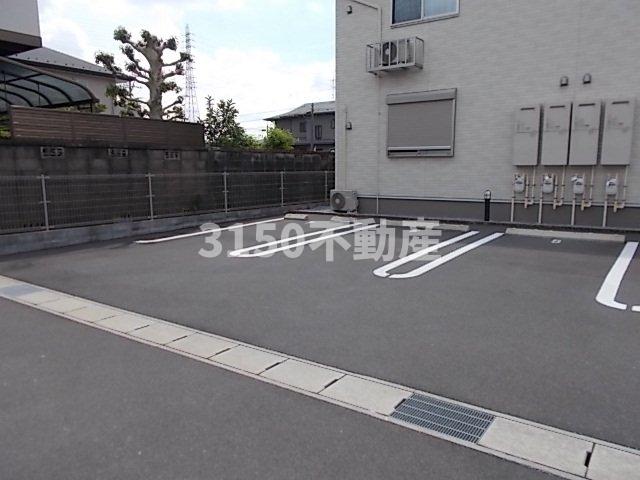 駐車場　駐車場があるので、車を買う予定の方も安心です