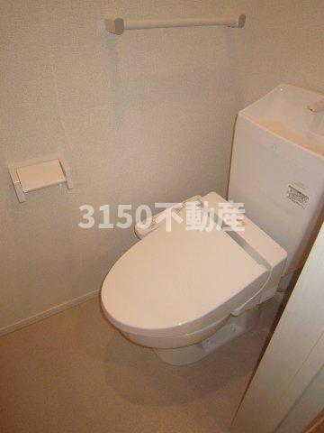 トイレ　落ち着いた色調のトイレです