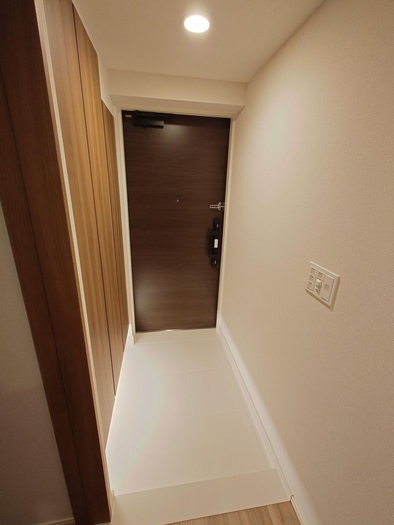 玄関　同タイプの間取り部屋の写真です。色など異なる場合があります。