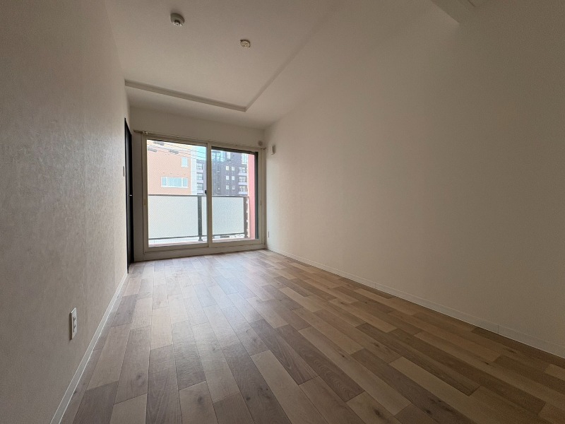 その他部屋・スペース　寝室はこちらです。光が差し込む、温かみのあるお部屋です。