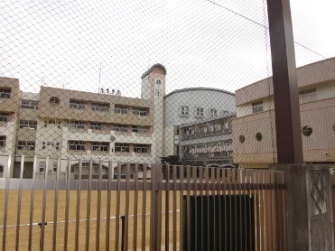 小学校　中央小学校（小学校）まで666m