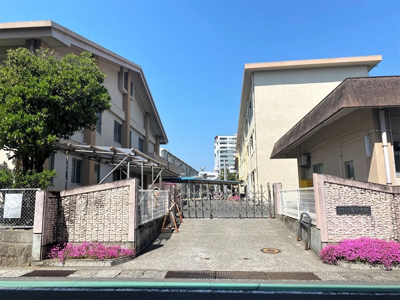 小学校　八幡小学校（小学校）まで967m
