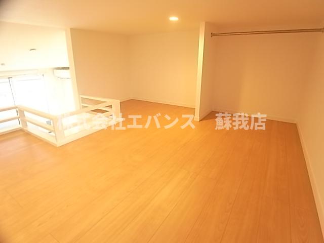 その他部屋・スペース　落ち着いた色調の寝室です