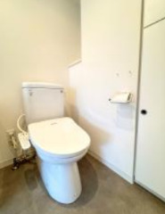 トイレ　落ち着いた色調のトイレです